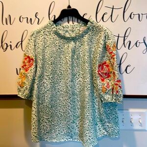 VOY green and white embroidered sleeve blouse top! New!